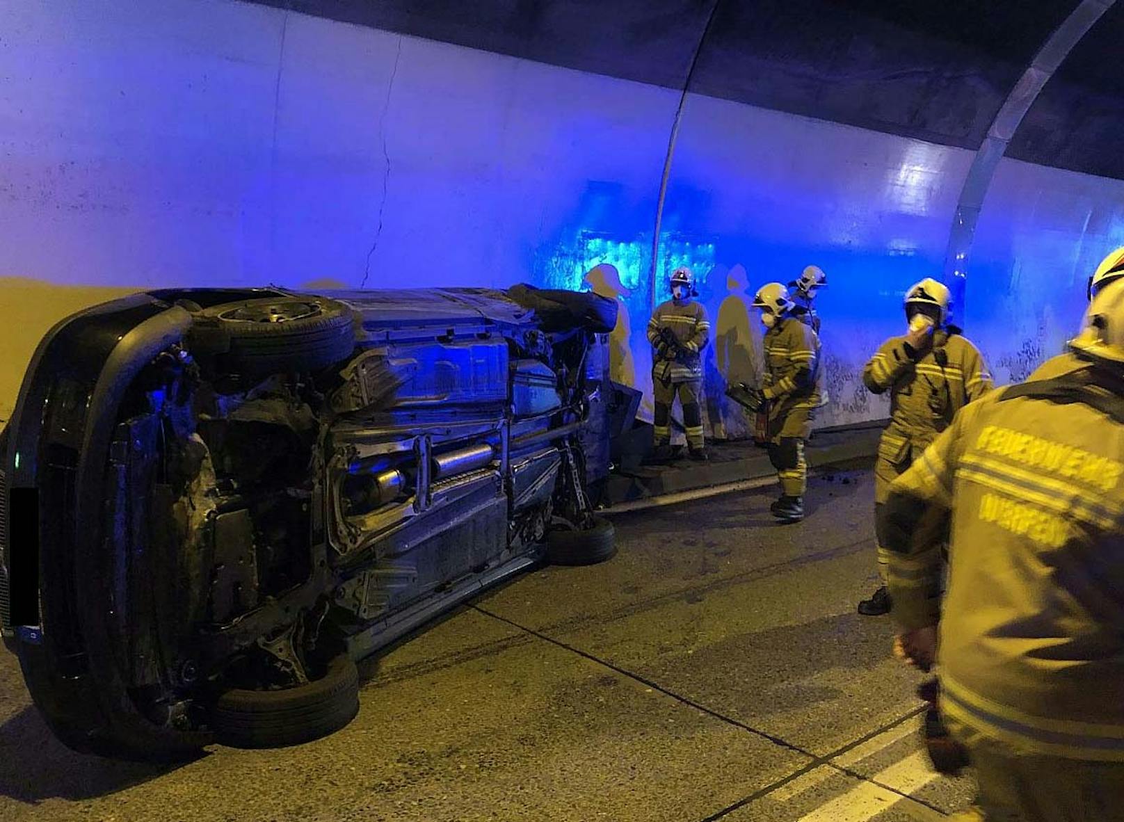 Der Volvo-Fahrer ergriff nach dem Unfall die Flucht.
