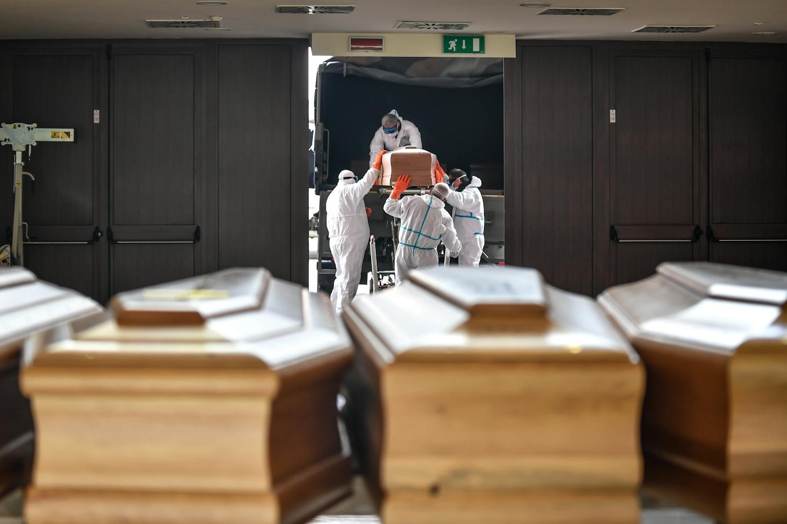 Diese Bilder schockten die ganze Welt: In einem Militärkonvoi wurden  Ende März die Leichen von Corona-Toten vom Friedhof in Bergamo abtransportiert, weil diese dort wegen Überlastung nicht mehr eingeäschert werden konnten. 