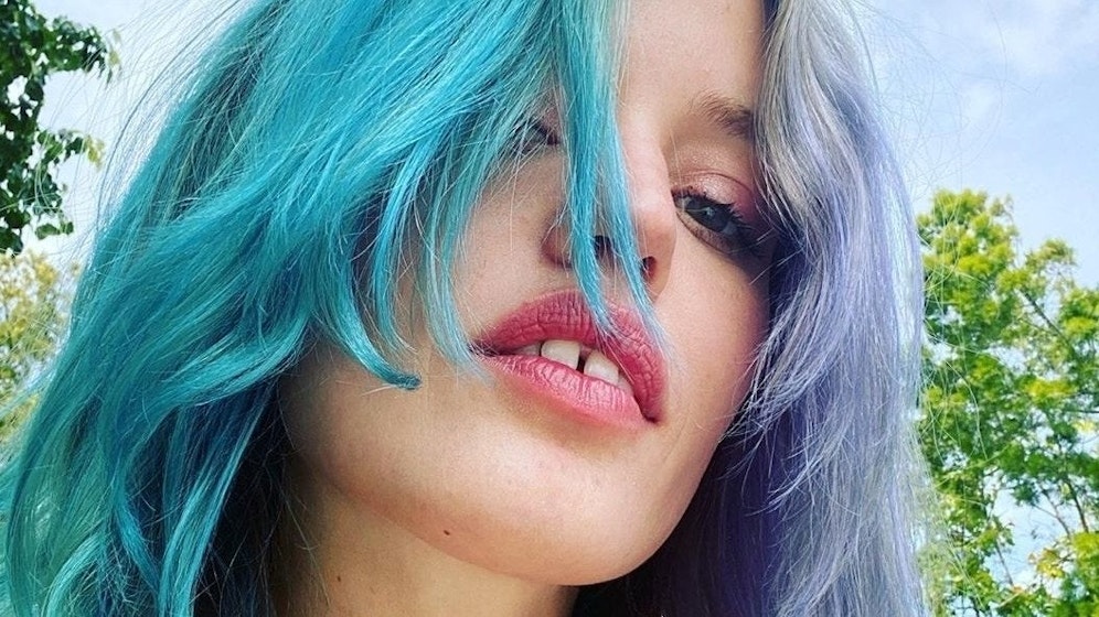 Georgia May Jagger setzt auf den Two-Tone-Look.