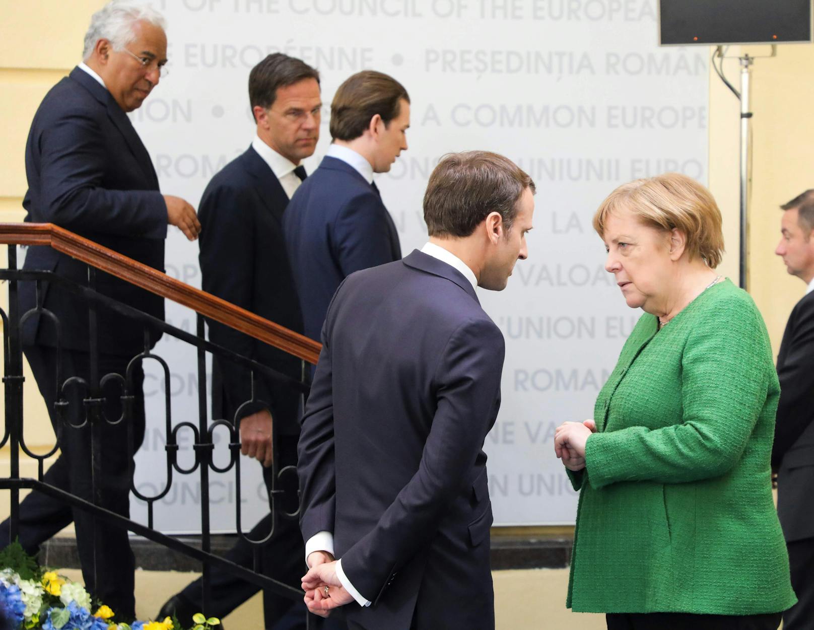 Bundeskanzler Sebastian Kurz (im Hintergrund mit dem niederländischen Premier Mark Rutte) will beim Corona-Hilfspaket einen anderen Weg gehen als Emmanuel Macron und Angela Merkel (im Vordergrund).