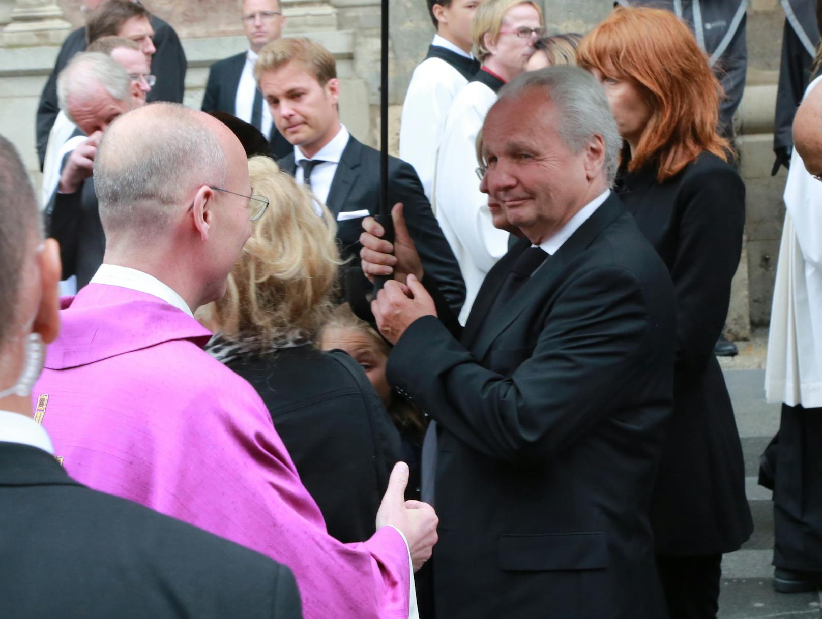 Florian Lauda – mit Dompfarrer Toni Faber – nach dem Requiem für seinen Bruder Niki 2019.<br>