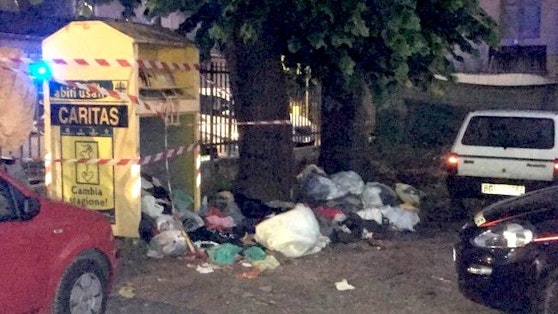 Bub klettert in Altkleider-Container und stirbt