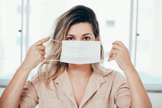Das Tragen von Schutzmasken erschwert den Blick auf unsere Mitmenschen - auch als neurologischer Prozess. 
