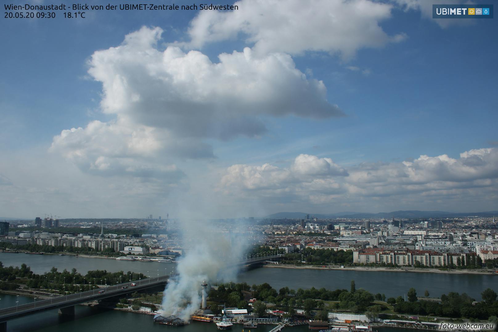 Eine Webcam der UBIMET zeigt deutlich, wann der Brand ausbrach.