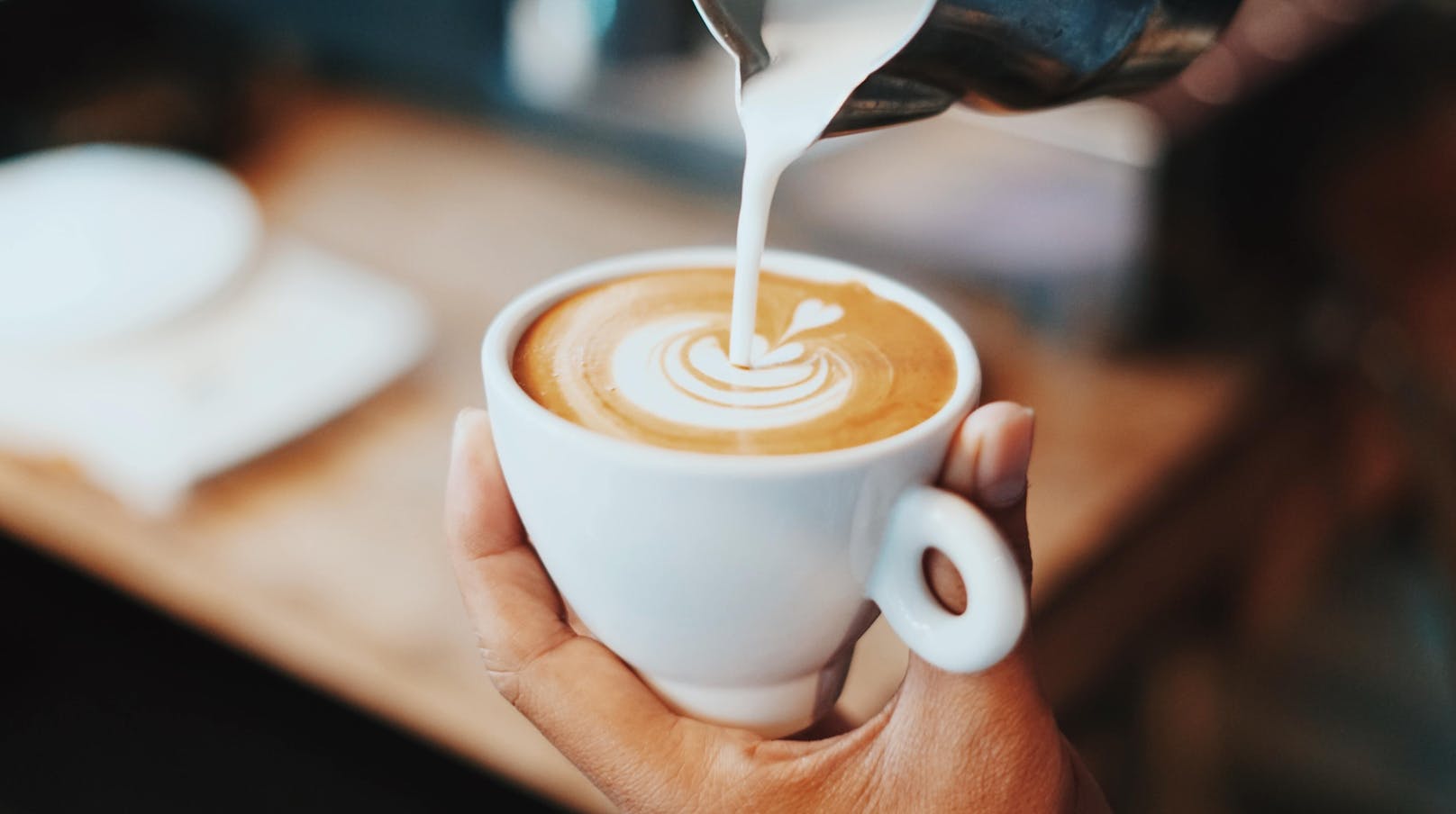 Ihr wollt auch zu Hause den perfekten Cappuccino oder Latte Macchiato trinken? Mit diesen Tricks könnte es funktionieren.<br>