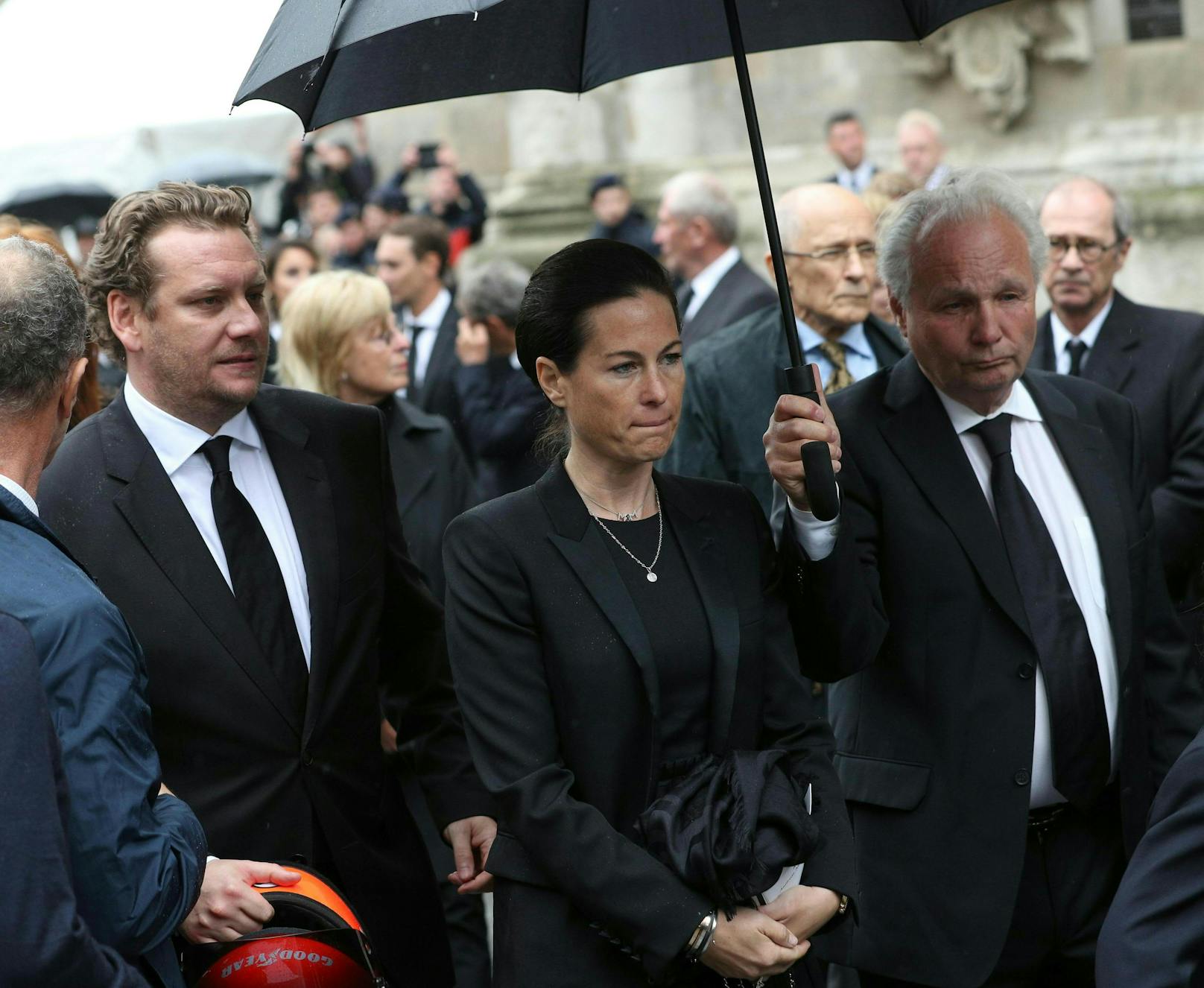 Birgit Lauda beim Begräbnis von ihrem Ehemann Niki. Links von ihr Laudas Sohn Lukas, aus erster Ehe, mit dem roten Helm.