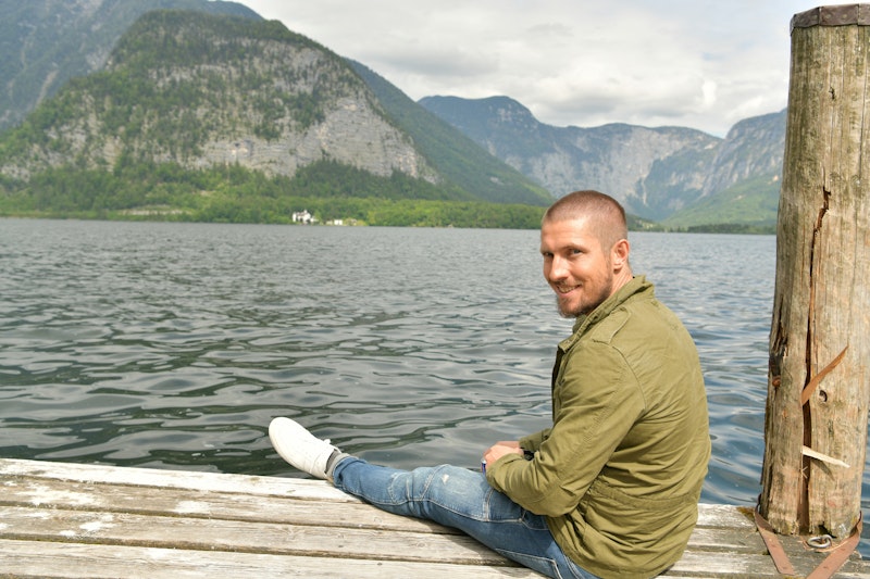 Marcel Hirscher im neuen "Moderatoren-Look".