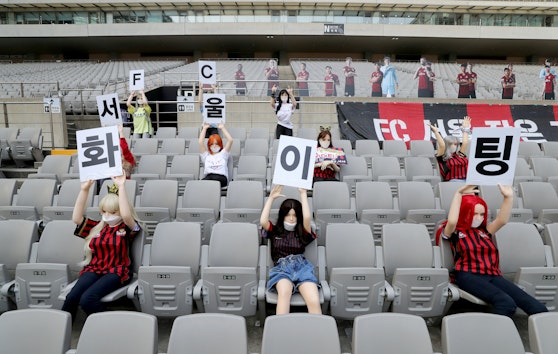 Die "Fans" machen nicht nur im Stadion Stimmung.