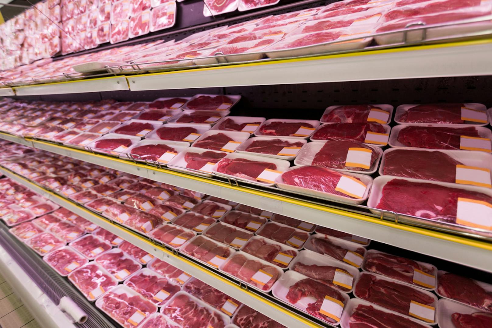 Weg von Billigfleisch und Massentierhaltung. Tierschutz- und Umweltschutzorganisationen fordern in Zeiten von Covid-19 mehr denn je einen Systemwechsel in der Fleischindustrie.