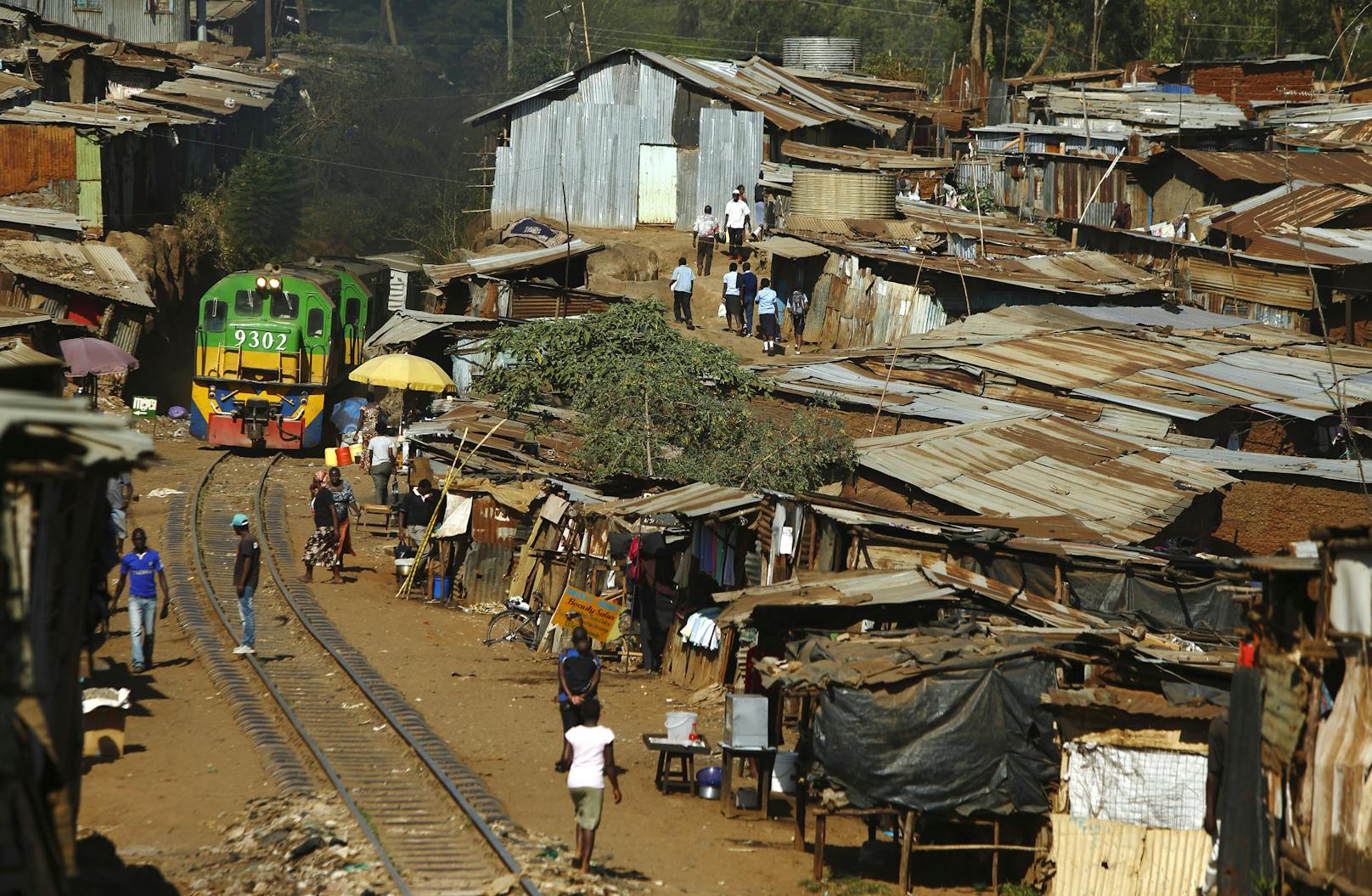 Ein Zug fährt durch ein afrikanisches Slumgebiet