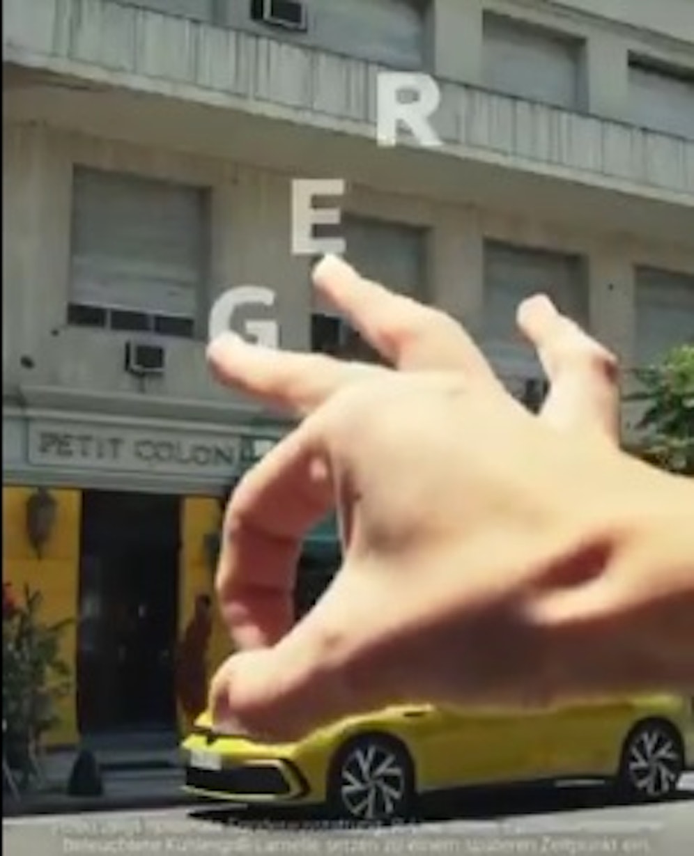 Der VW-Autokonzern steht wegen dieser Golf-Werbung am Pranger. Jetzt hat sich das Unternehmen entschuldigt.