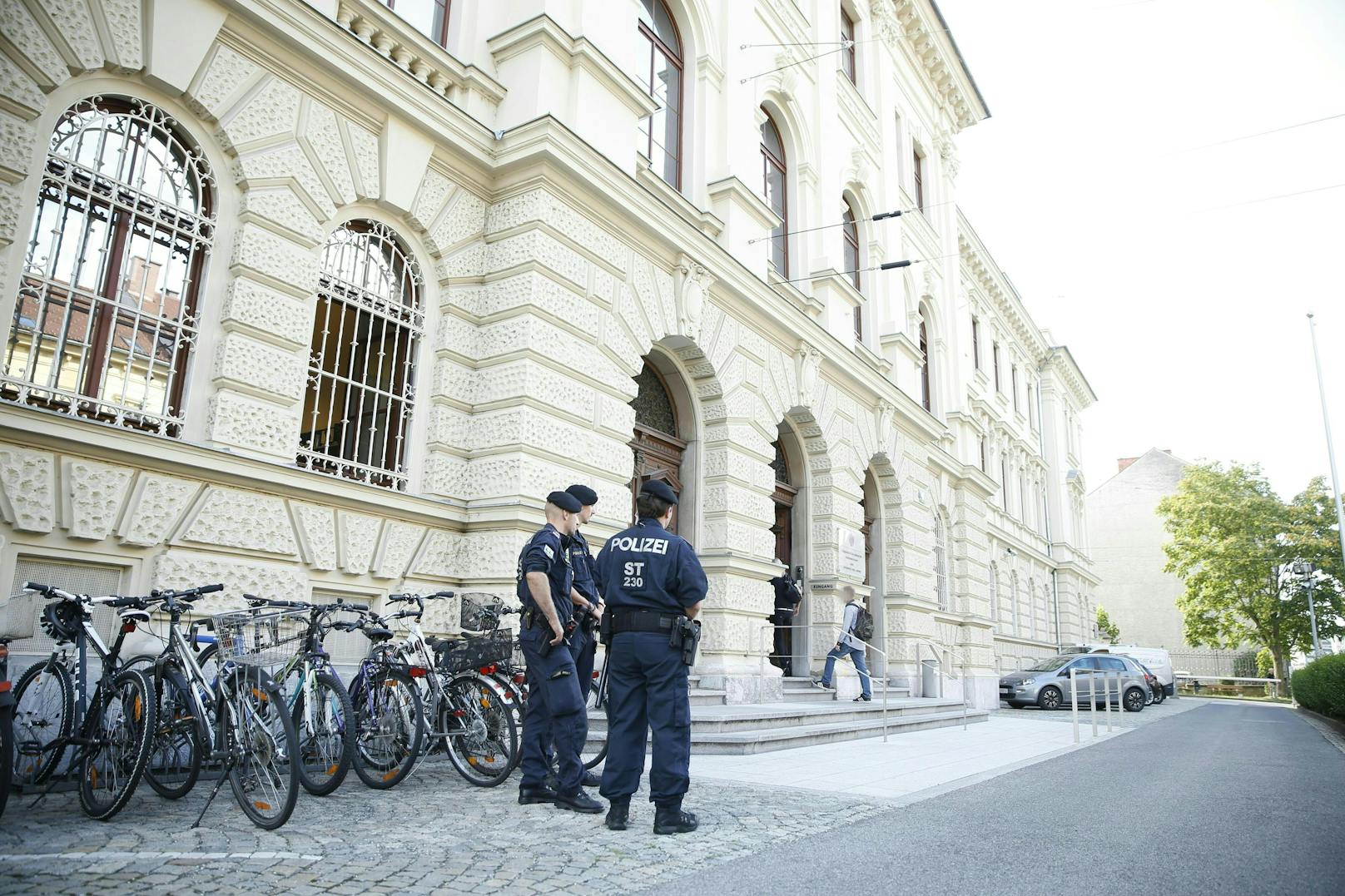 Polizeibeamte vor dem Gebäude des Straflandesgerichts Graz. Archivbild