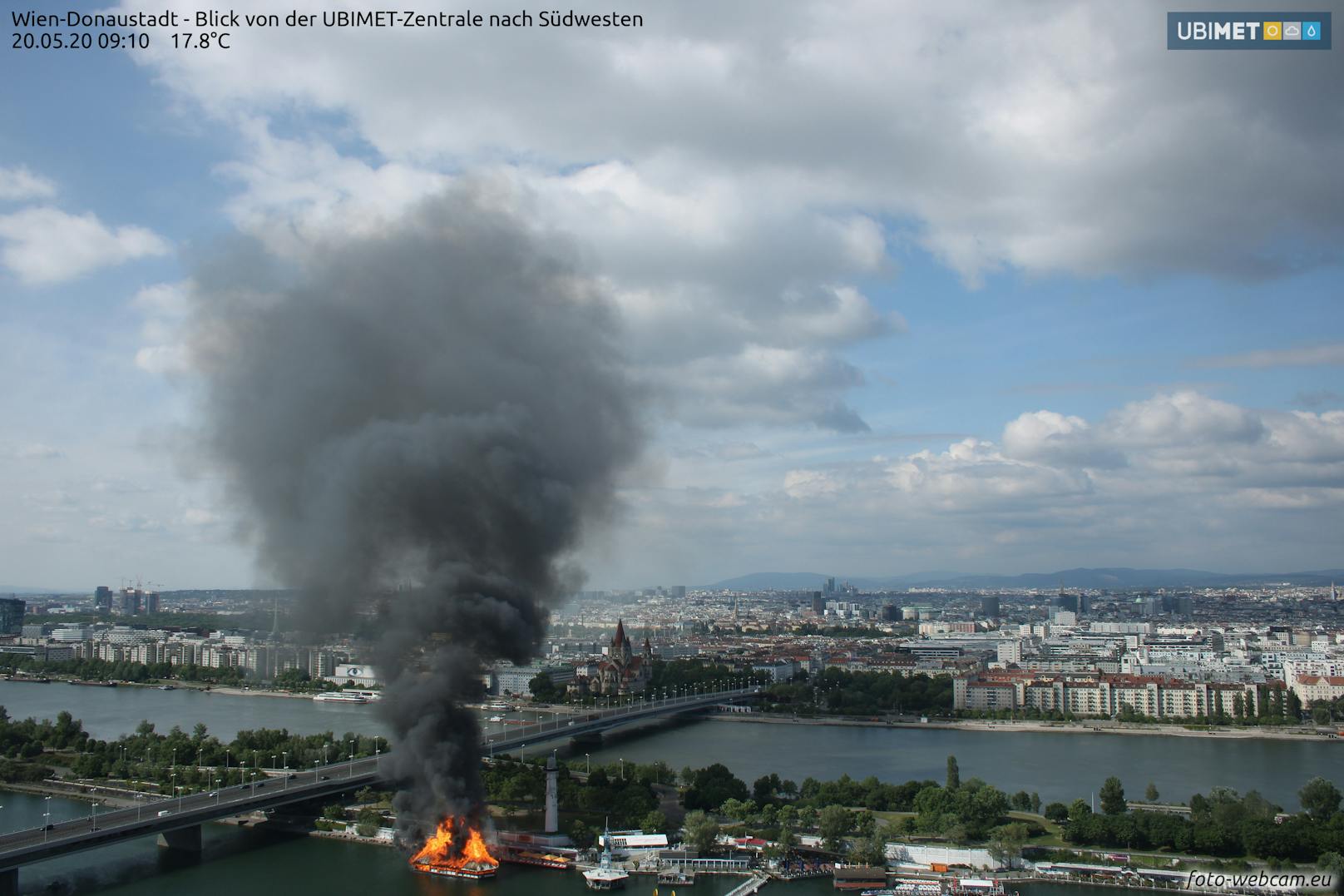 Eine Webcam der UBIMET zeigt deutlich, wann der Brand ausbrach