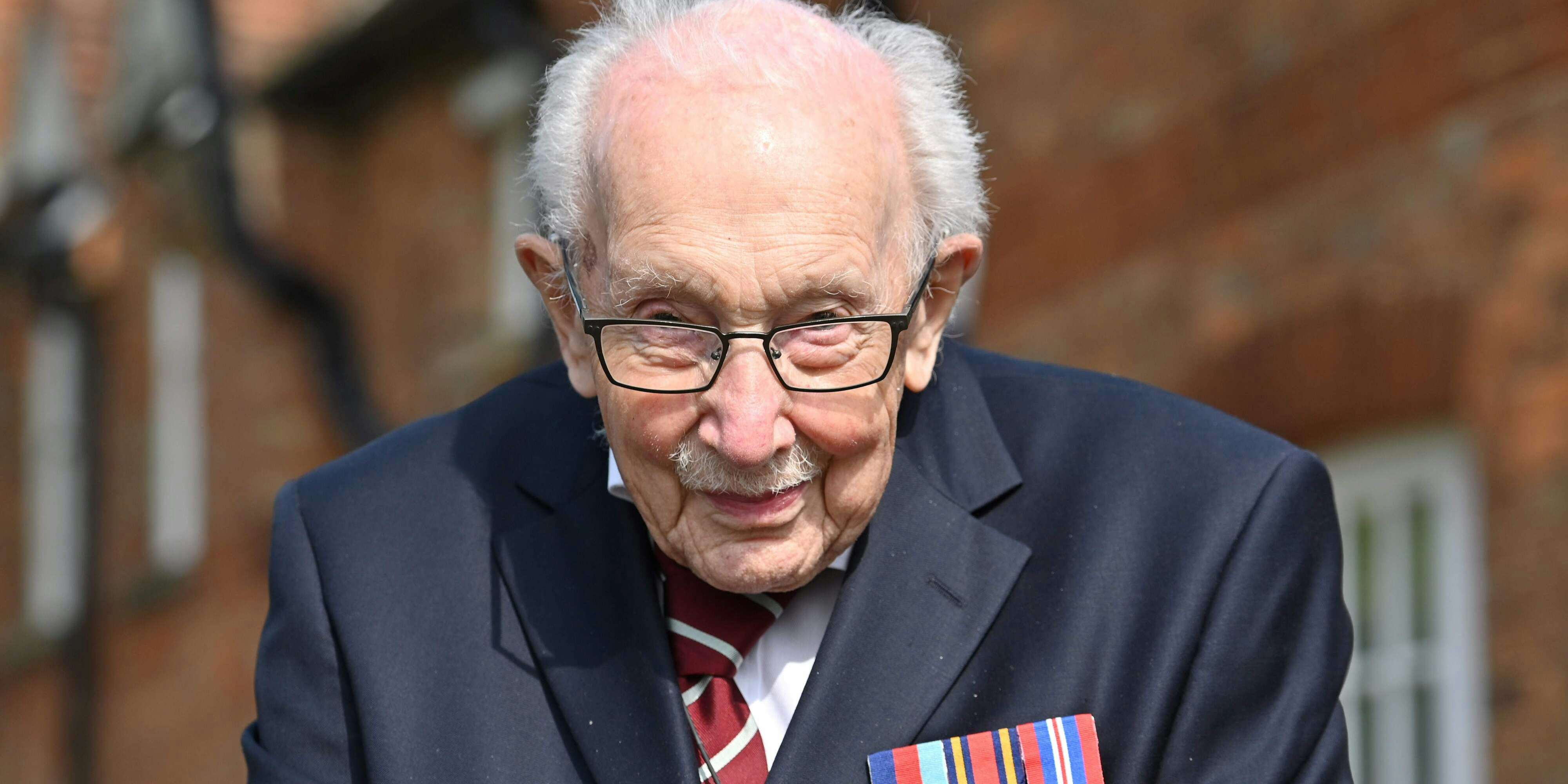 Der Kriegsveteran Tom Moore wird nun zum Ritter geschlagen.