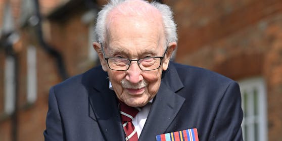 Der britische Kriegsveteran Tom Moore ist an Corona erkrankt