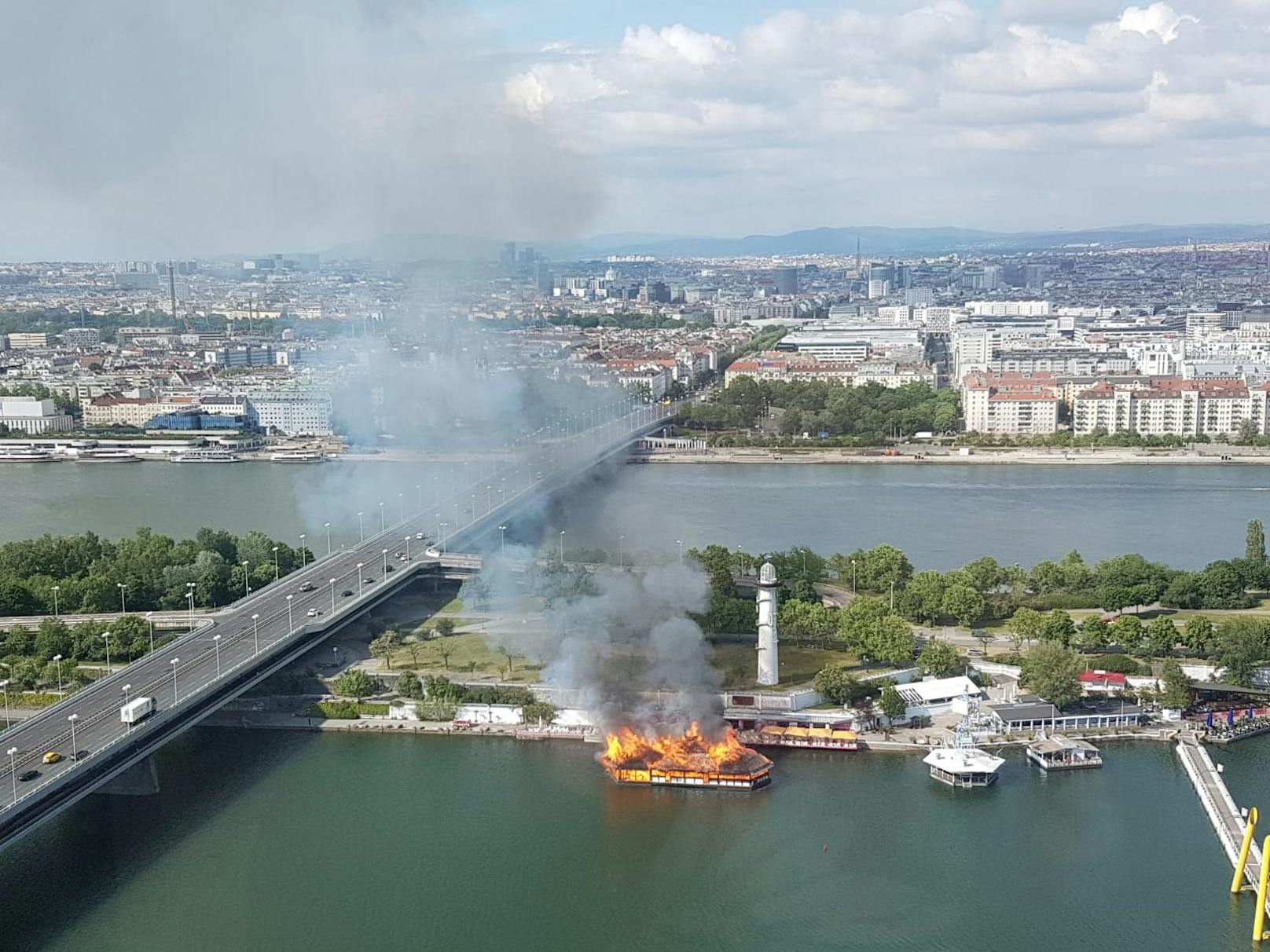 Die Sansibar auf der Donauinsel brennt.
