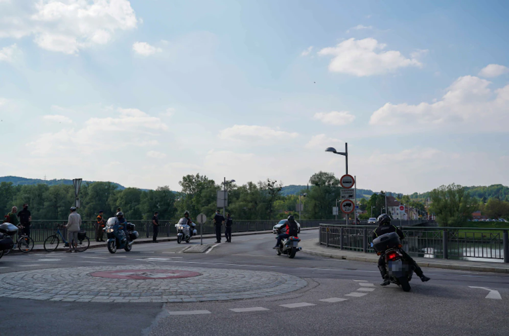 Soldaten sollen an diesem Kreisverkehr in Braunau illegal Grenzkontrollen durchgeführt haben.