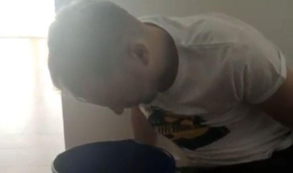 Der Comedian hat dabei offenbar zu tief ins Glas geschaut. In einem Insta-Video ist zu sehen, wie er sich übergibt.