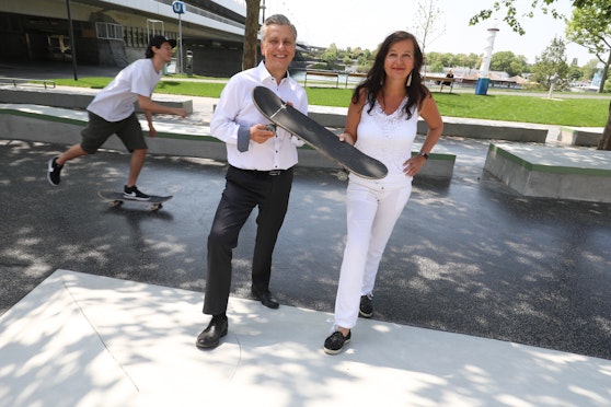 Klubchef Josef Taucher und Stadträtin Ulli Sima (beide SP) im neuen Skaterpark.