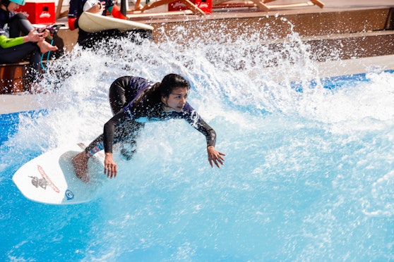 Nicht nur Profis können das Surfen ausprobieren.