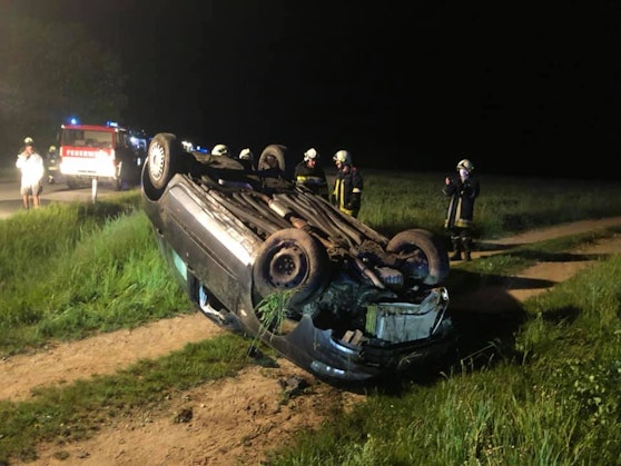 Das Auto landete beim Unfall am Dach.