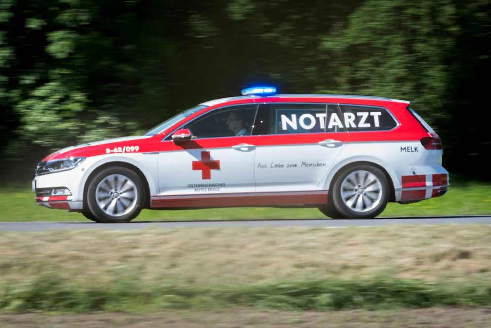 Symbolfoto eines Notarzt-Einsatzfahrzeuges.