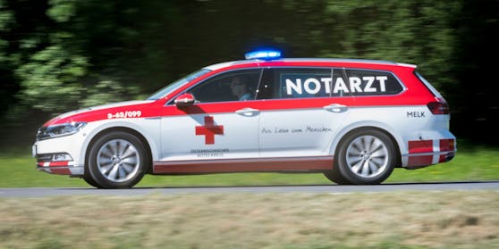 Ein Notarztfahrzeug im Einsatz (Symbolfoto).