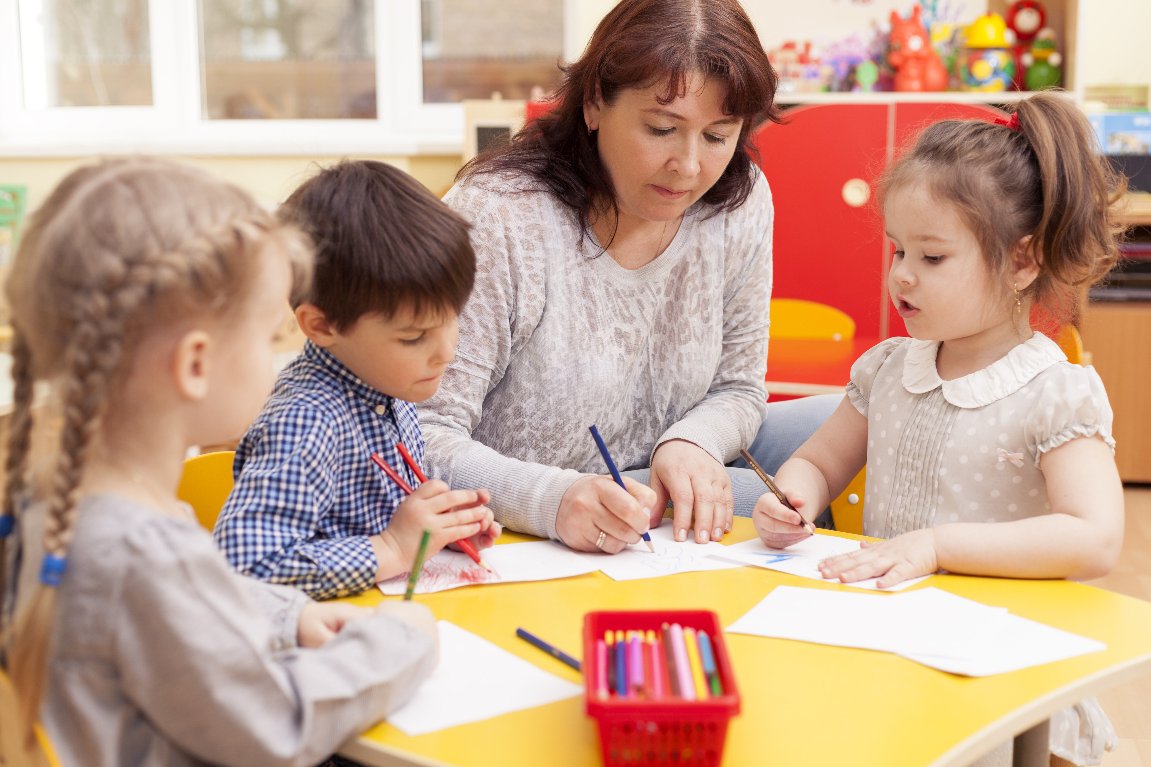 Pädagogin bei der Arbeit mit den Kindern.
