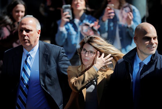 Lori Loughlin bekennt sich im College-Skandal schuldig. Sie und ihr Mann müssen in Haft