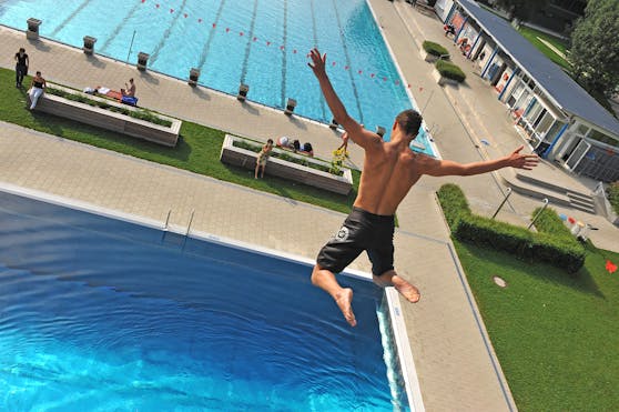 Infrastrukturreferent Markus Hein (FPÖ) wünscht sich, dass Freibad-Besucher mit Saisonkarte (wie hier zum Beispiel im Linzer Parkbad) besonders behandelt werden.