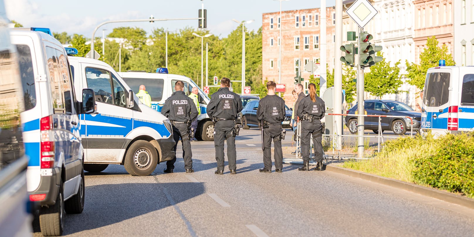 Mehrere deutsche Polizisten haben auf die Corona-Regeln gepfiffen.