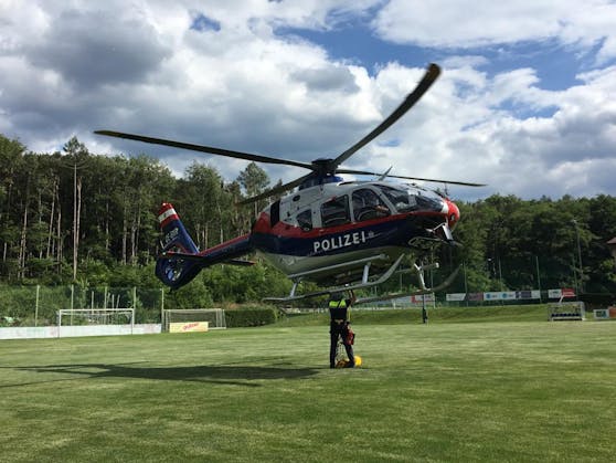 Die "Libelle" landete am Sportplatz.