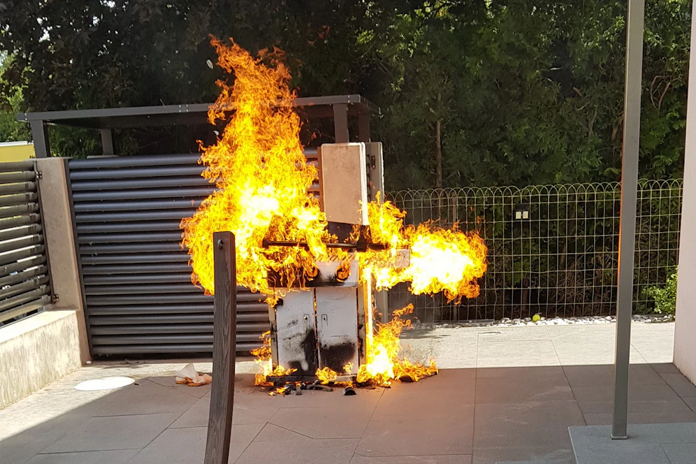Der Griller brannte lichterloh.
