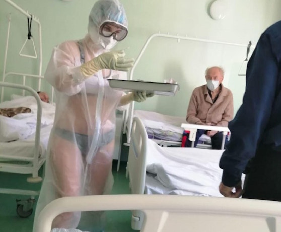 Für dieses Outfit wurde die Bikini-Krankenschwester verwarnt, den Patienten scheint der Anblick aber nicht zu stören.