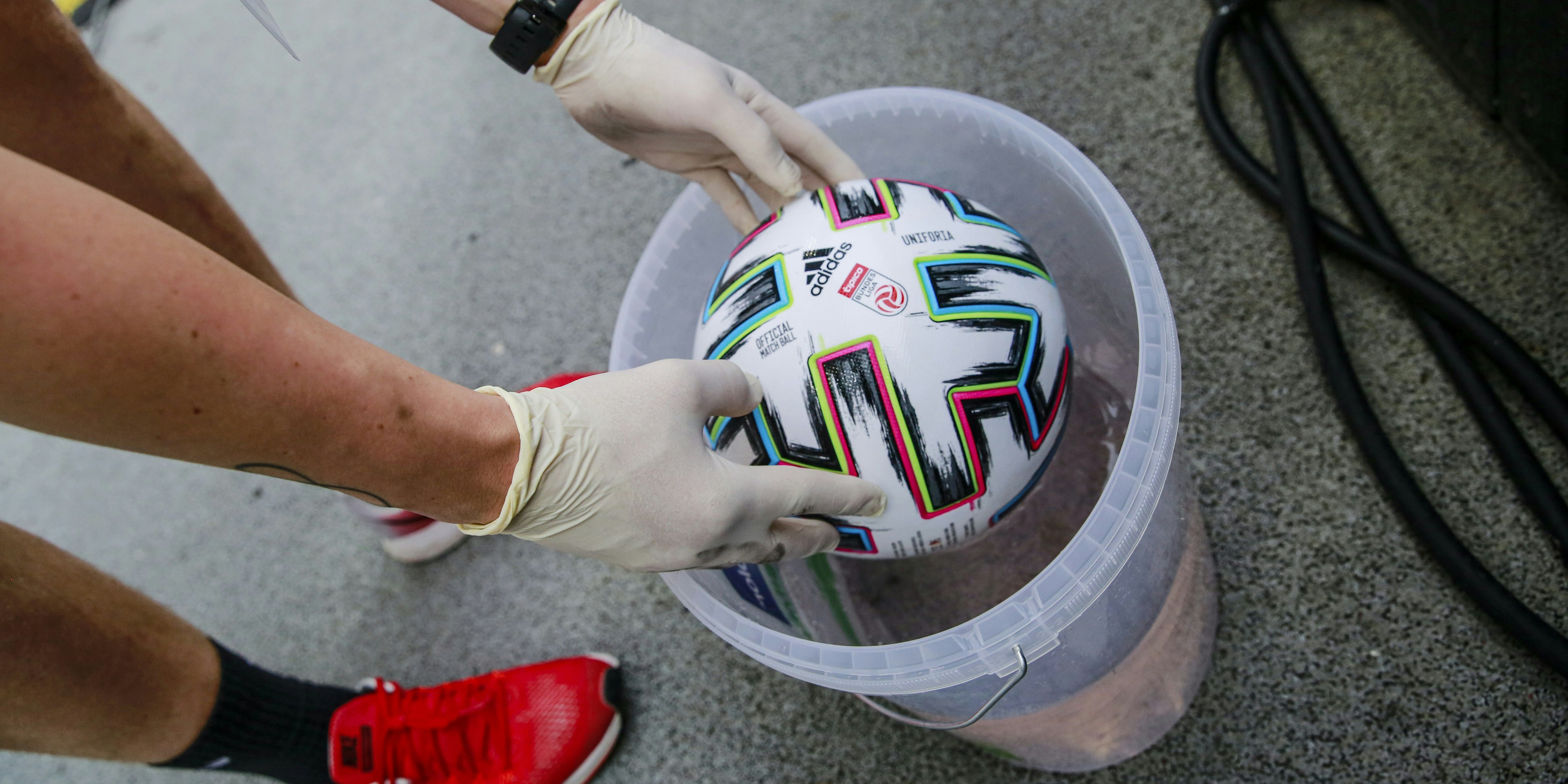 Ein Ball wird desinfiziert.