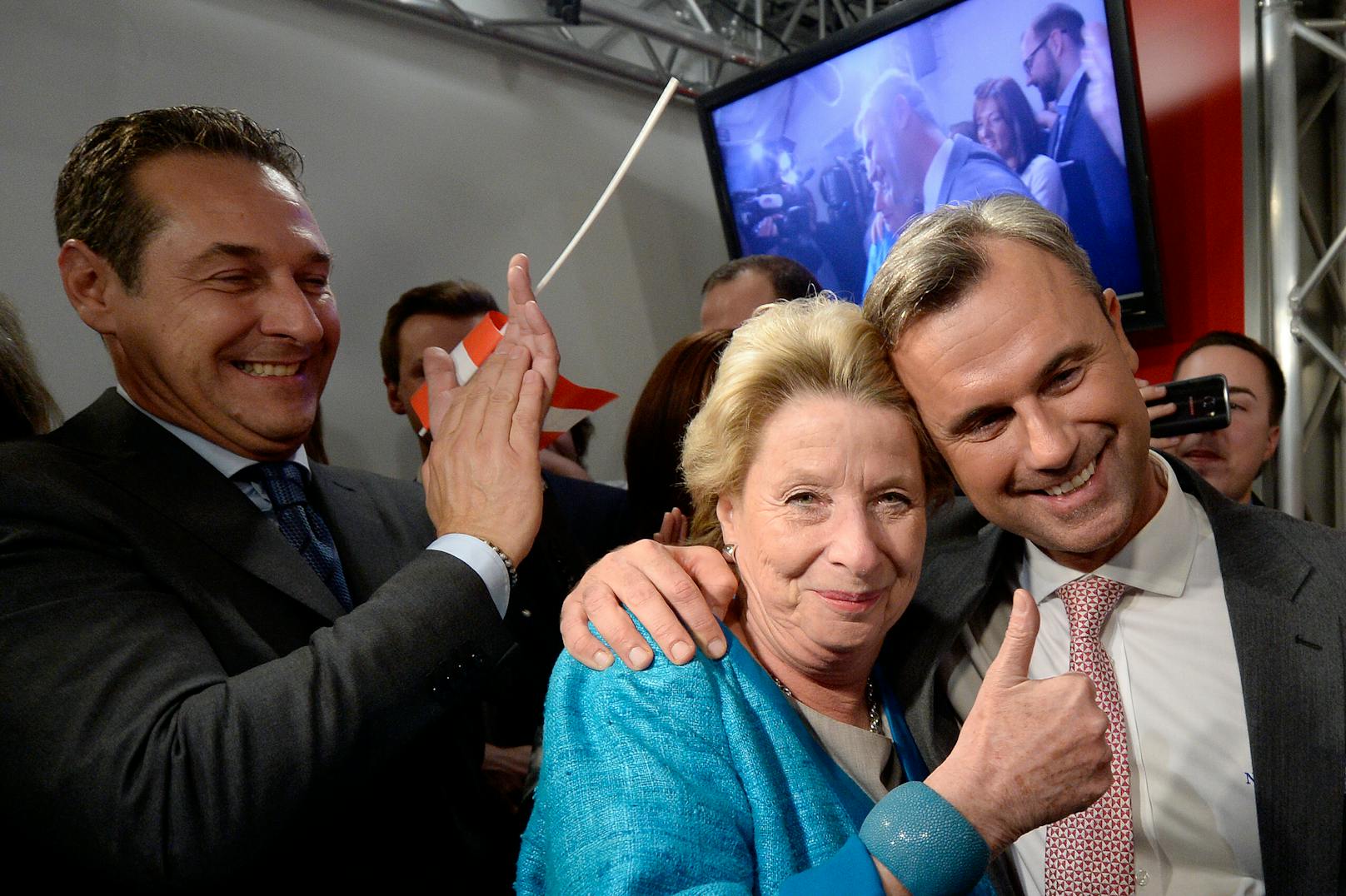 Ursula Stenzel feiert mit Norbert Hofer und HC Strache nach der ersten Runde der letzten Bundespräsidentenwahl.