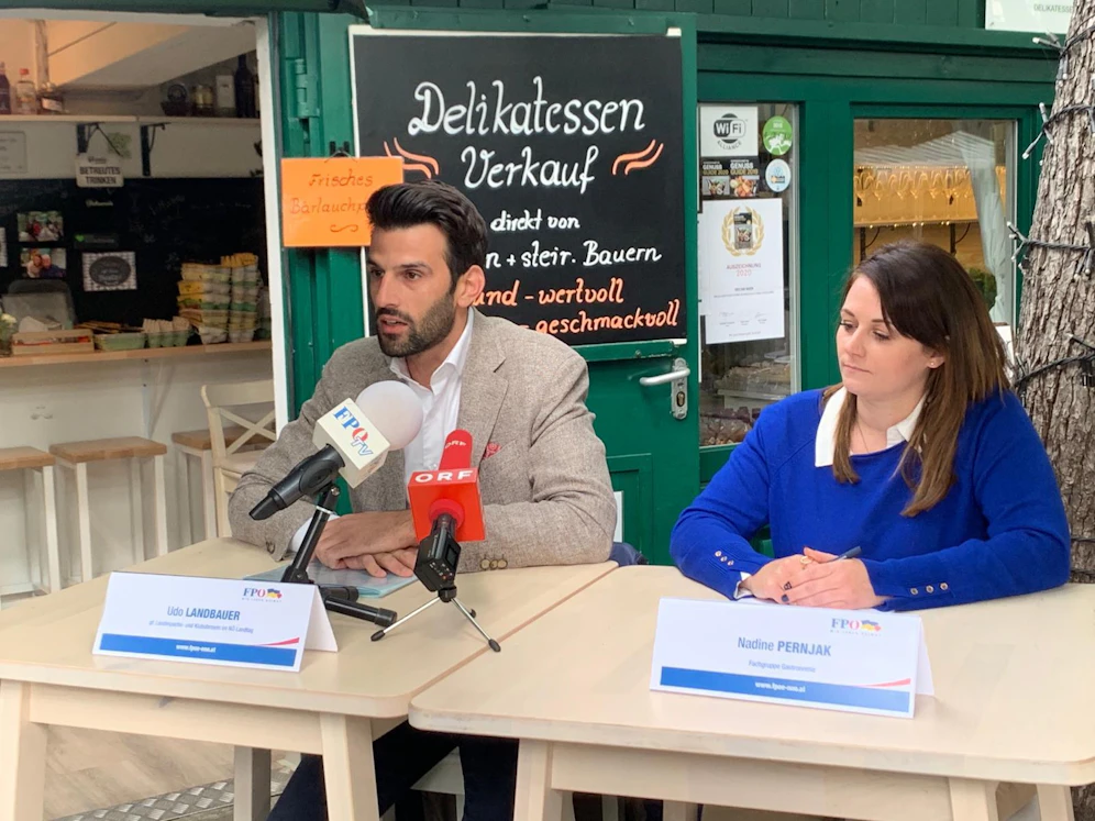 Udo Landbauer und Nadine Pernjak bei der Pressekonferenz.