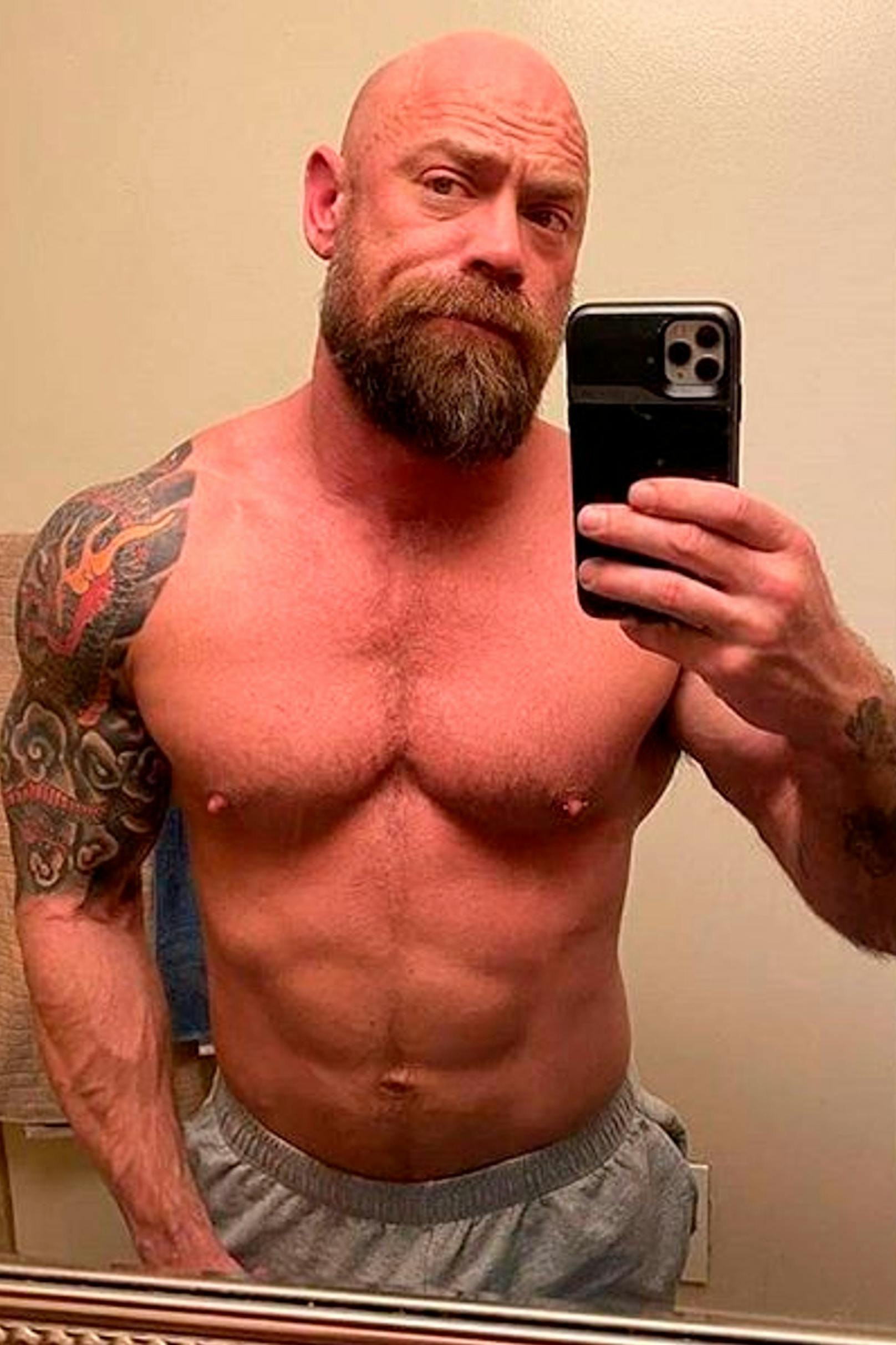 So vollgepackt mit Muskeln sah der 43-jährige Mike Schultz noch vor ein paar Wochen aus, dann...