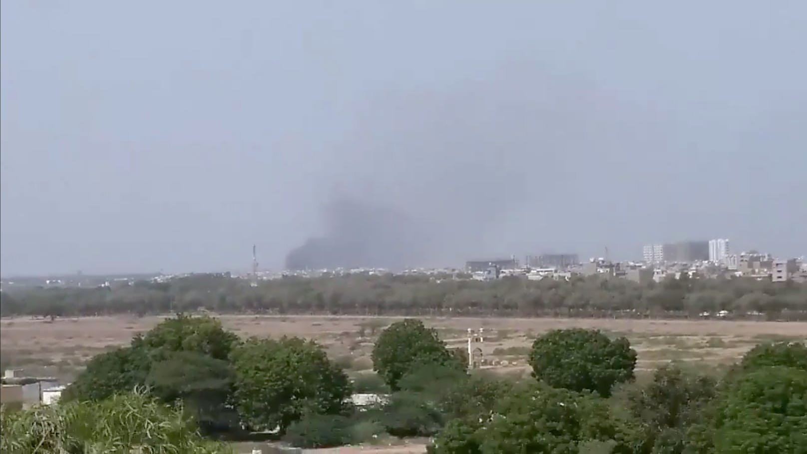Eine Rauchwolke steigt nach einem Flugzeugabsturz über einem Wohngebiet der pakistanischen Großstadt Karatschi auf (22. Mai 2020)