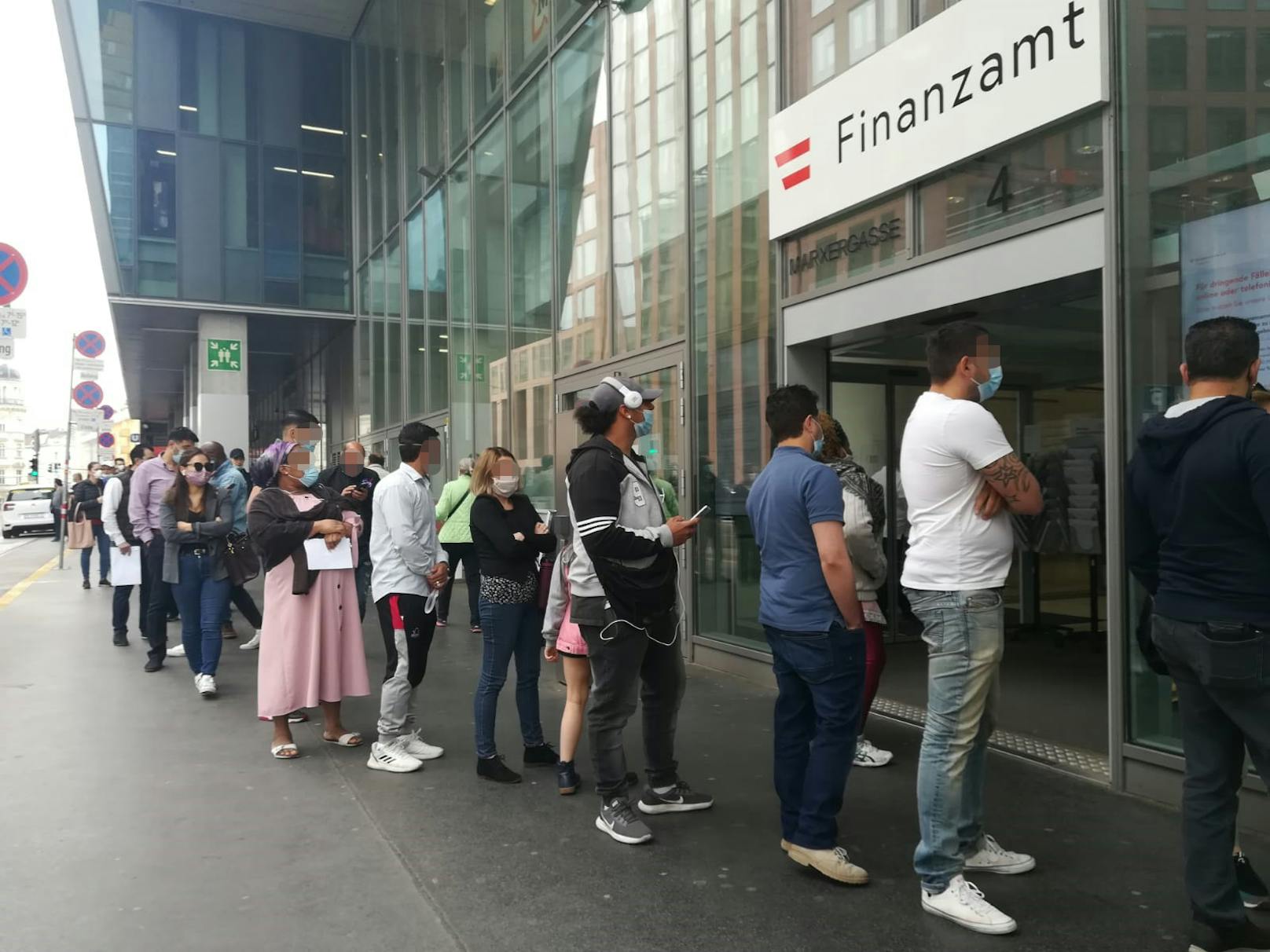 Vor dem Finanzzentrum in der Marxergasse standen bereits am frühen Freitagmorgen etliche Wiener in der Schlange.