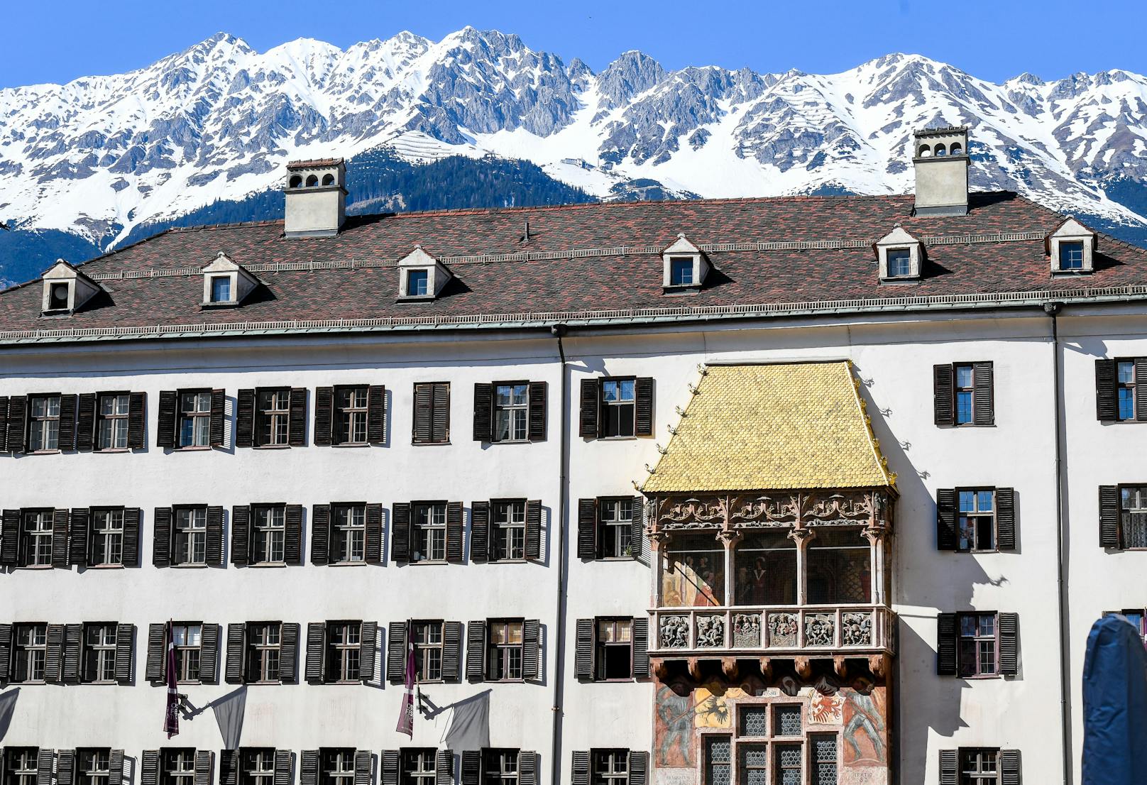 Goldenes Dachl in der Innsbrucker Innenstadt mit Alpen-Nordkette im Hintergrund