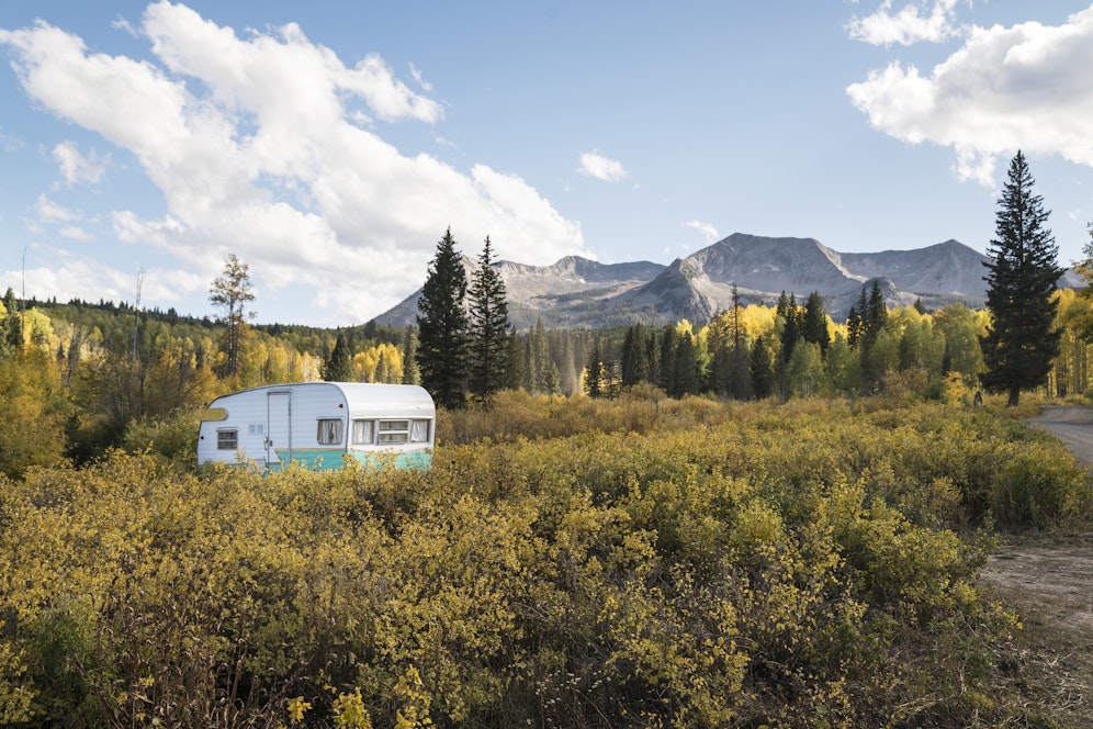 Mit einem Wohnwagen zu verreisen bedeutet Freiheit, Naturnähe und zahlreiche Entdeckungsmöglichkeiten.