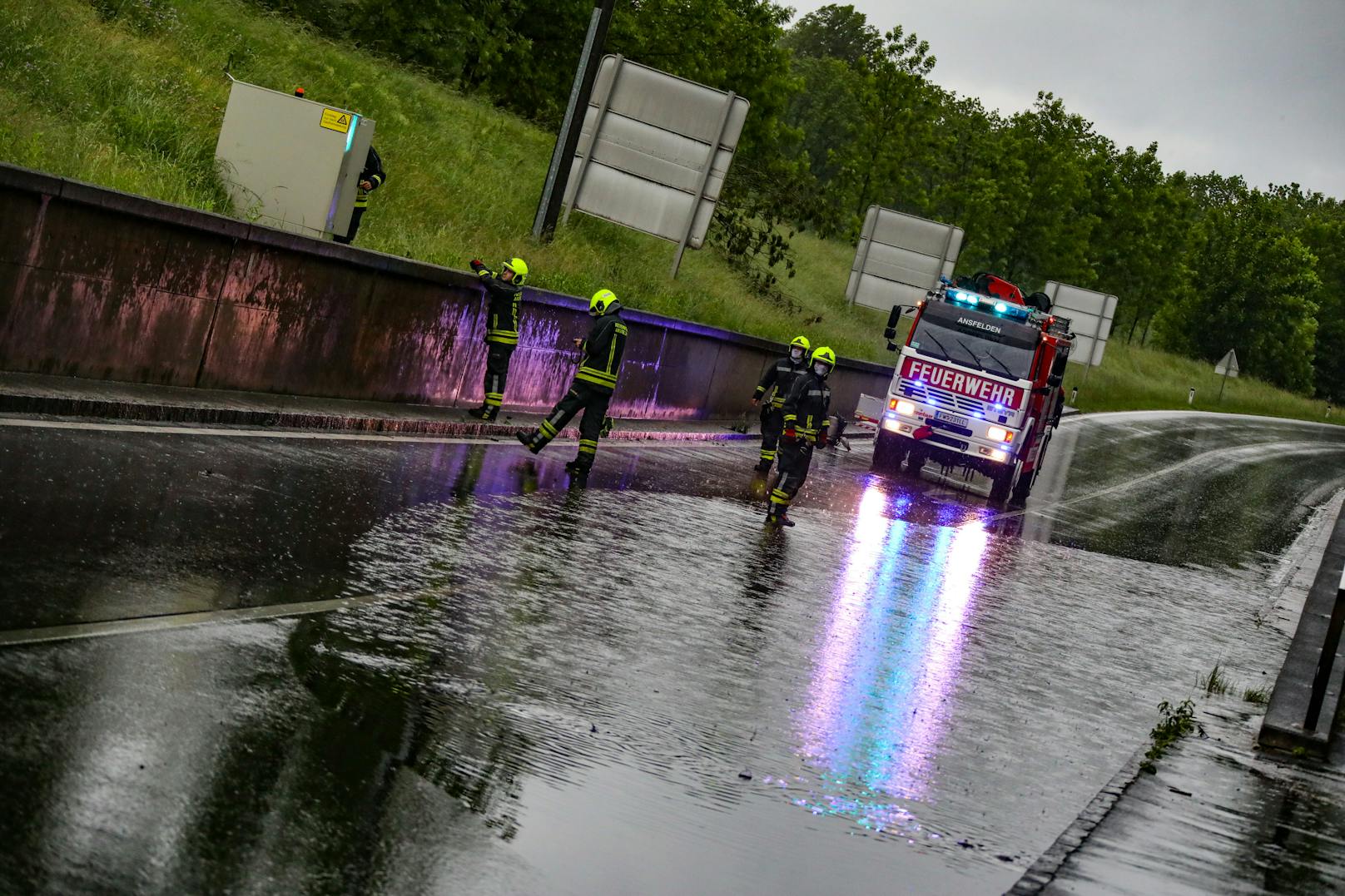 In ganz Oberösterreich mussten Feuerwehren zu etwa 50 Einsätzen ausrücken.