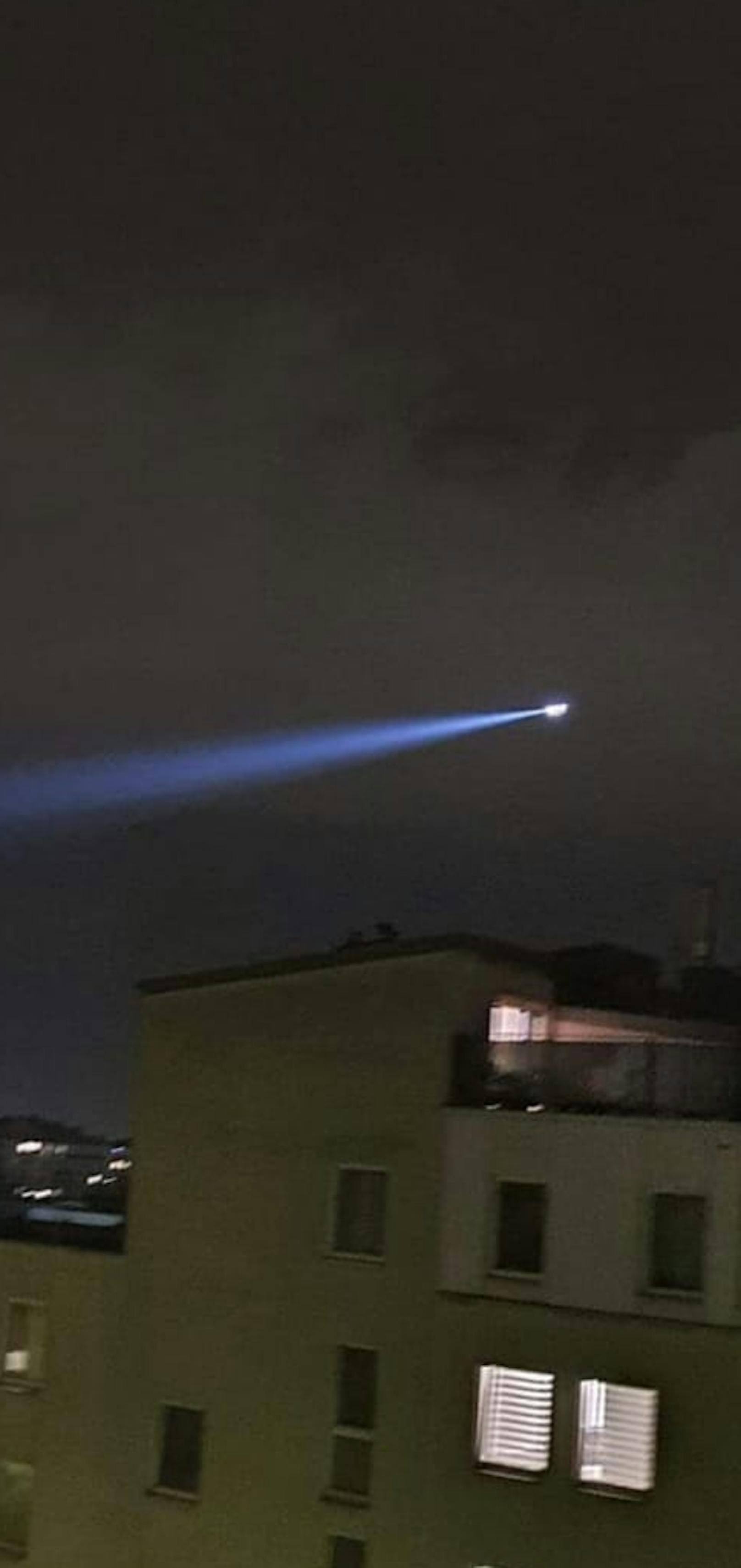 Polizei-Hubschrauber im nächtlichen Einsatz über Wien-Simmering
