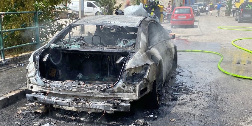 Das Luxusfahrzeug brannte komplett aus.