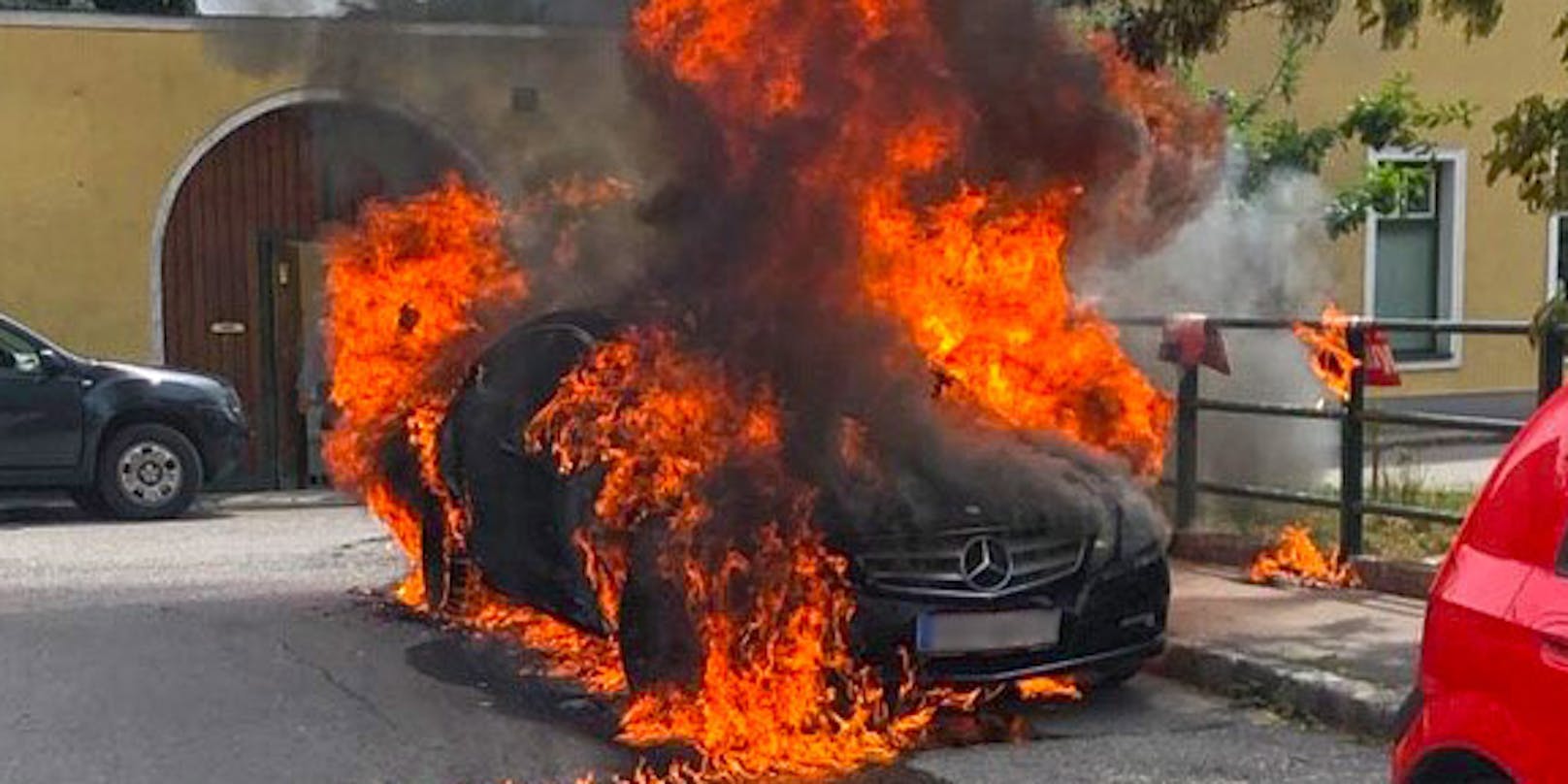 Samstagmittag ging im Ortszentrum von Traiskirchen ein Mercedes-Benz Coupe in Flammen auf. Die Brandursache ist noch unbekannt.