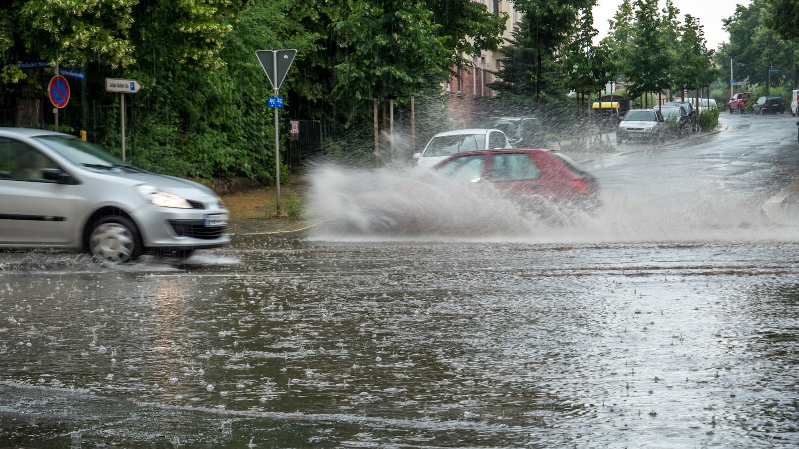 Unwetter mit Starkregen – Straße komplett gesperrt