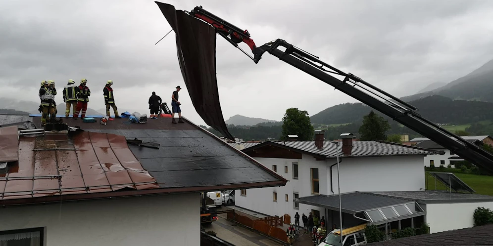 In Ebbs deckten heftige Sturmböen ein Hausdach ab.