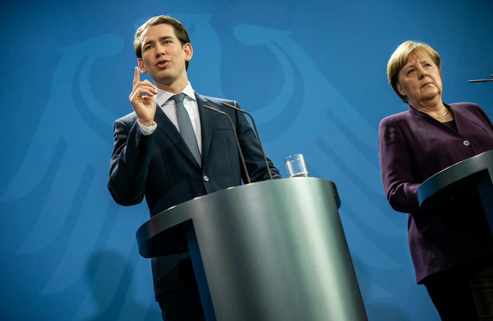 Bundeskanzler Sebastian Kurz (ÖVP, links) präsentiert einen Gegenentwurf <a href="https://www.heute.at/s/corona-macron-und-merkel-wollen-500-mrd-hilfspaket-100083074">zum von Emmanuel Macron und Angela Merkel (Bild rechts) vorgestellten deutsch-französischen Wiederaufbauplan</a>.