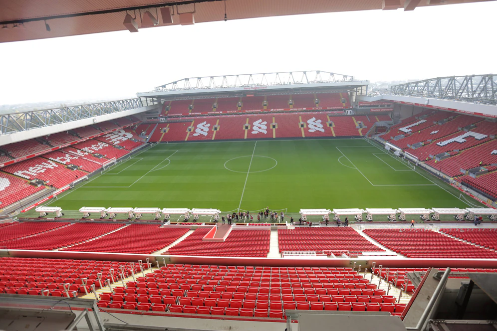 Auch an der Anfield Road soll ab Juni wieder der Ball rollen.
